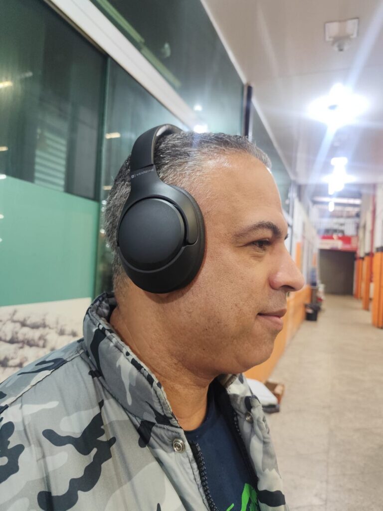 ⭐⭐⭐⭐⭐ Trabalho como segurança no turno da noite e precisava de um fone que realmente isolasse o barulho quando estou descansando durante o dia. Esse da CAZUMP superou minhas expectativas. O cancelamento de ruído funciona muito bem, o som é excelente e a bateria dura vários dias sem preocupação. Além disso, chegou rapidinho pelos Correios e muito bem embalado. Produto de qualidade e atendimento nota 10. Recomendo sem medo!